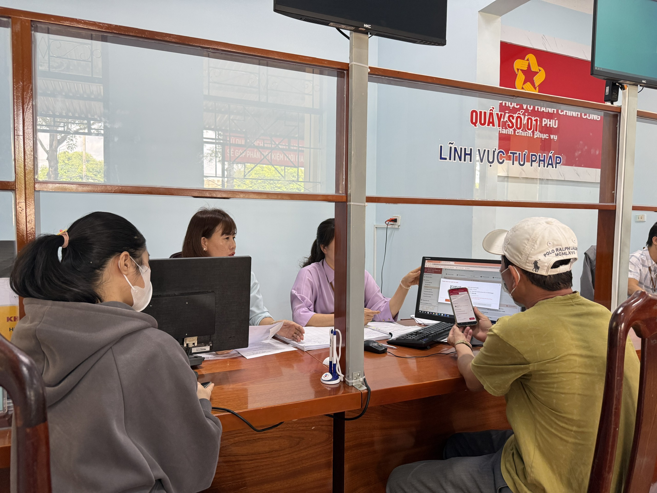 Người dân đang thực hiện thanh toán trực tuyến qua dịch vụ công